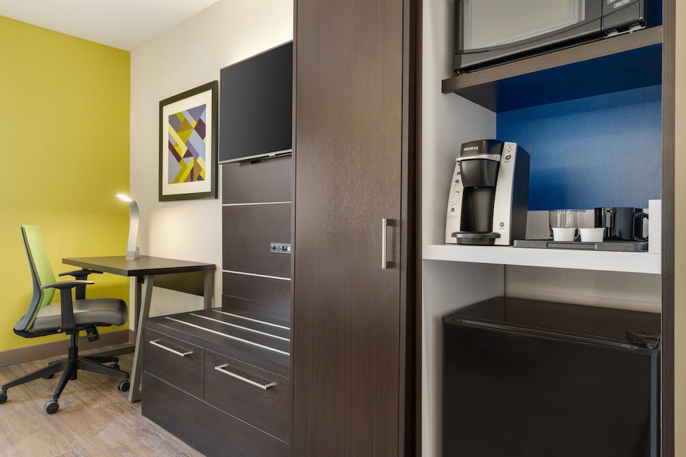 holiday inn express jamaica jfk airtrain nyc