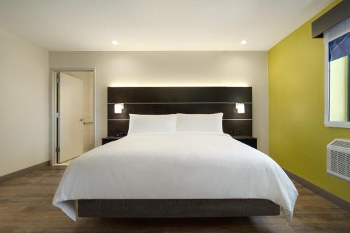 holiday inn express jamaica jfk airtrain nyc