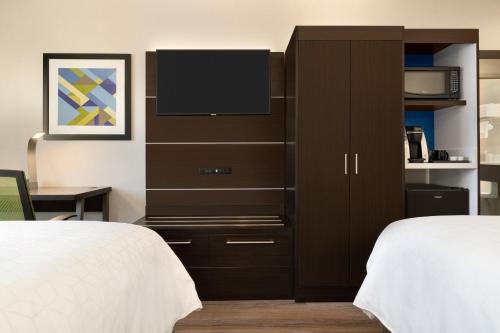holiday inn express jamaica jfk airtrain nyc
