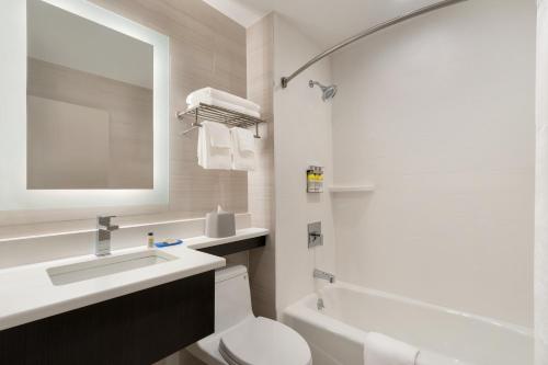holiday inn express jamaica jfk airtrain nyc