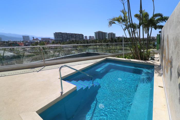holiday inn and suites puerto vallarta marina and golf
