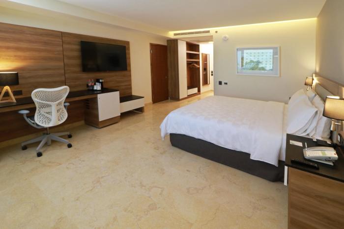 holiday inn and suites puerto vallarta marina and golf