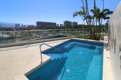 holiday inn and suites puerto vallarta marina and golf