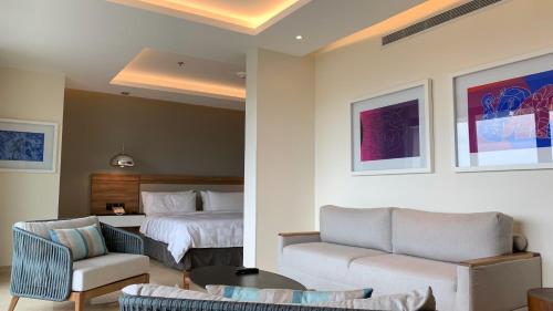 holiday inn and suites puerto vallarta marina and golf