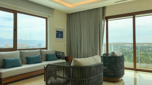 holiday inn and suites puerto vallarta marina and golf