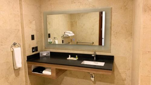holiday inn and suites puerto vallarta marina and golf