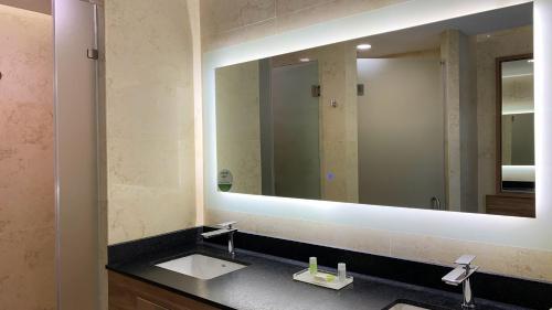 holiday inn and suites puerto vallarta marina and golf