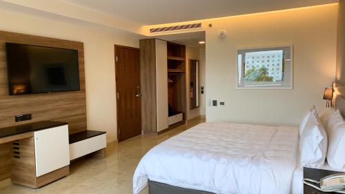 holiday inn and suites puerto vallarta marina and golf