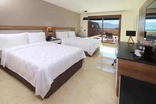 holiday inn and suites puerto vallarta marina and golf
