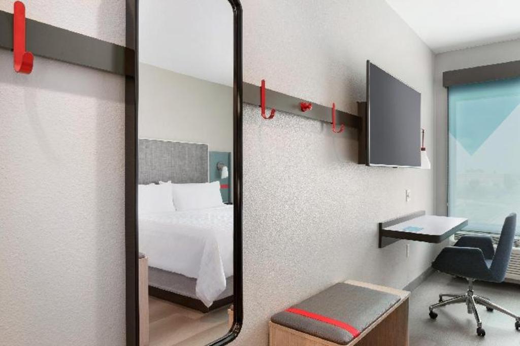 avid hotels milwaukee west waukesha an ihg hotel