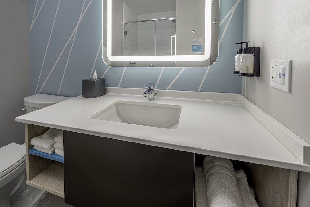 avid hotels milwaukee west waukesha an ihg hotel
