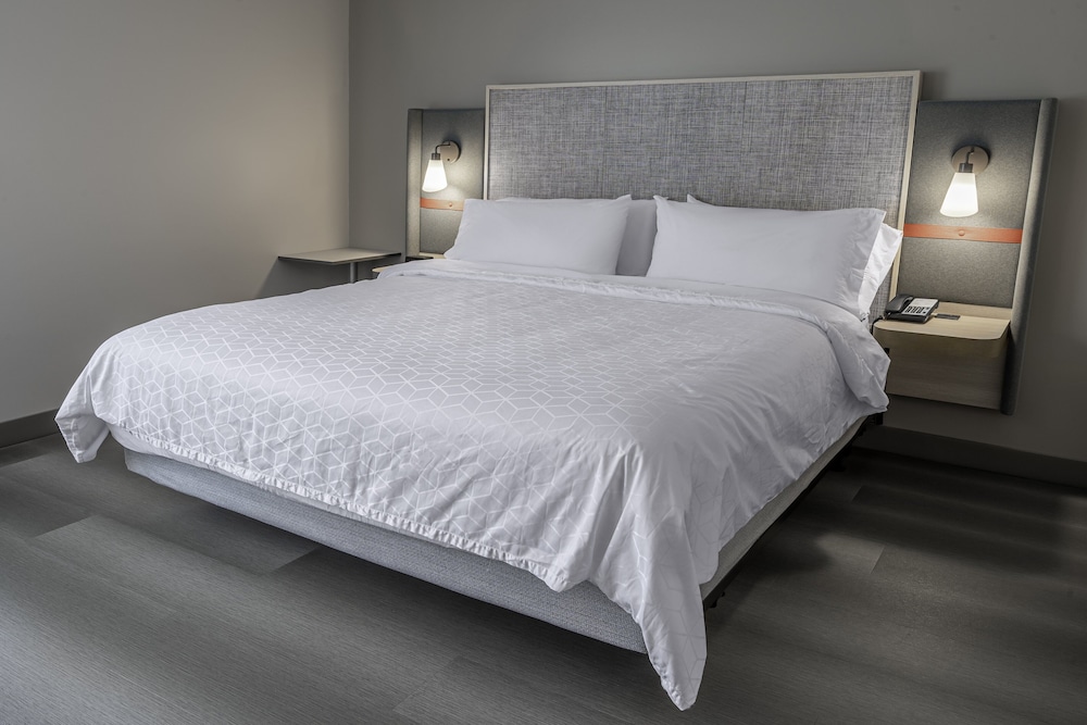 avid hotels milwaukee west waukesha an ihg hotel