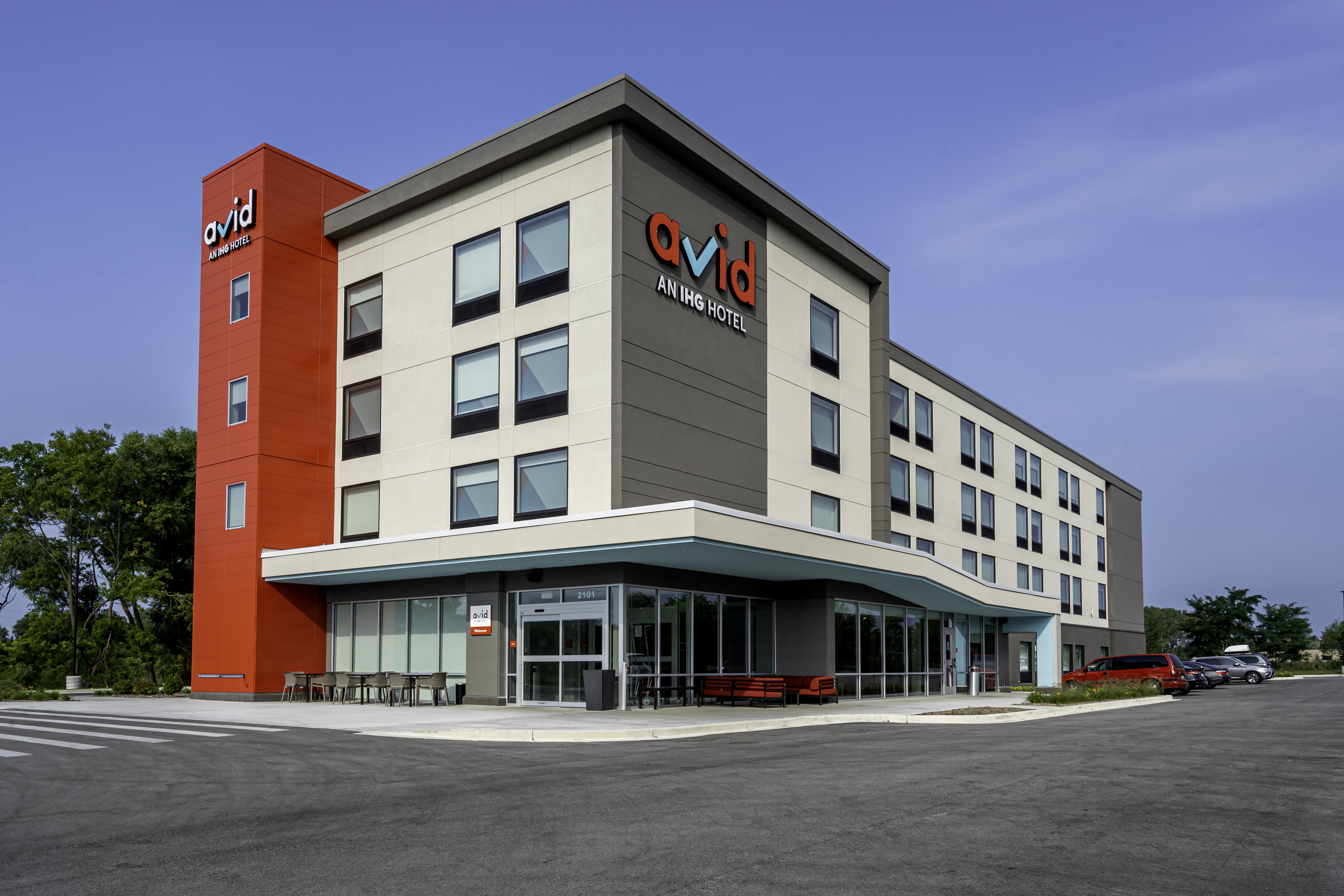 avid hotels milwaukee west waukesha an ihg hotel