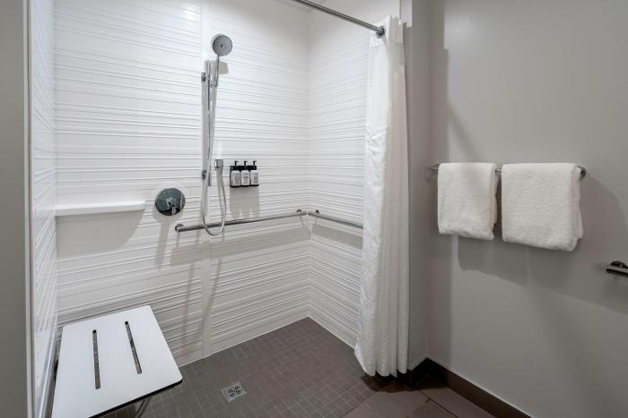 avid hotels milwaukee west waukesha an ihg hotel