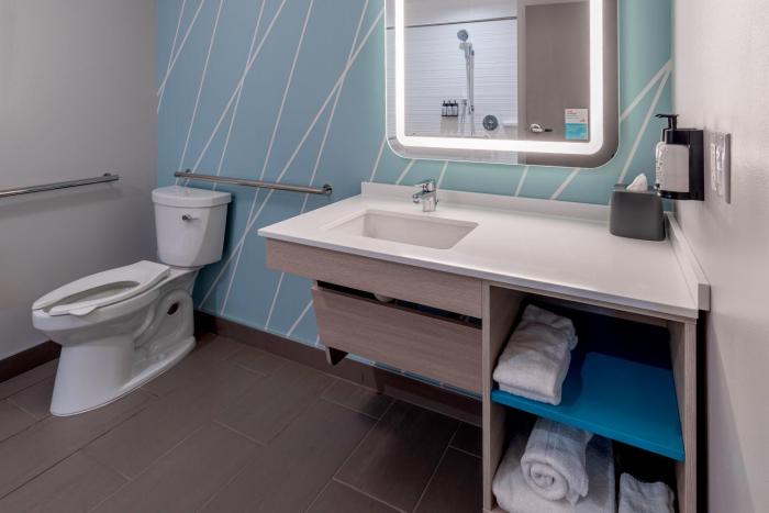avid hotels milwaukee west waukesha an ihg hotel