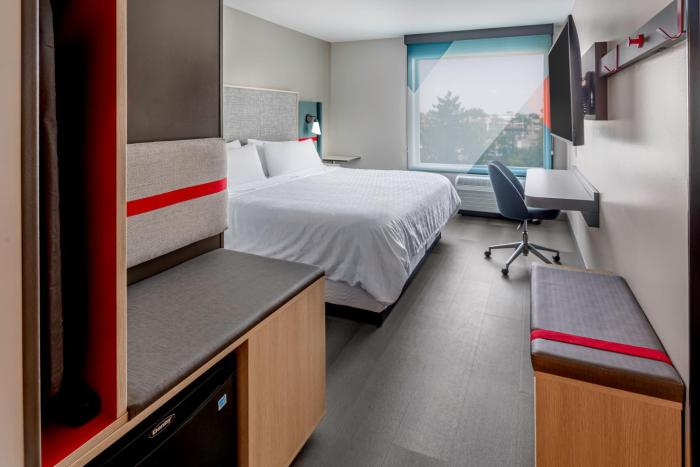 avid hotels milwaukee west waukesha an ihg hotel