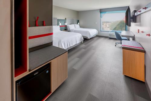 avid hotels milwaukee west waukesha an ihg hotel