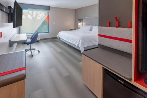 avid hotels milwaukee west waukesha an ihg hotel