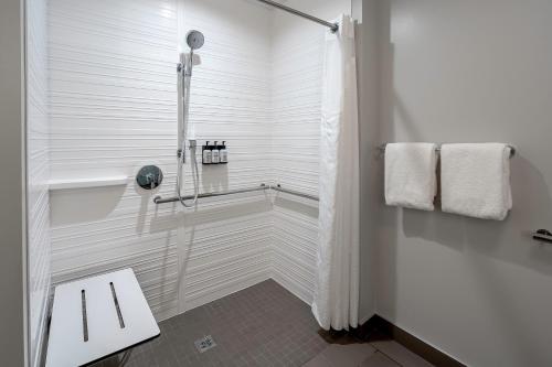 avid hotels milwaukee west waukesha an ihg hotel