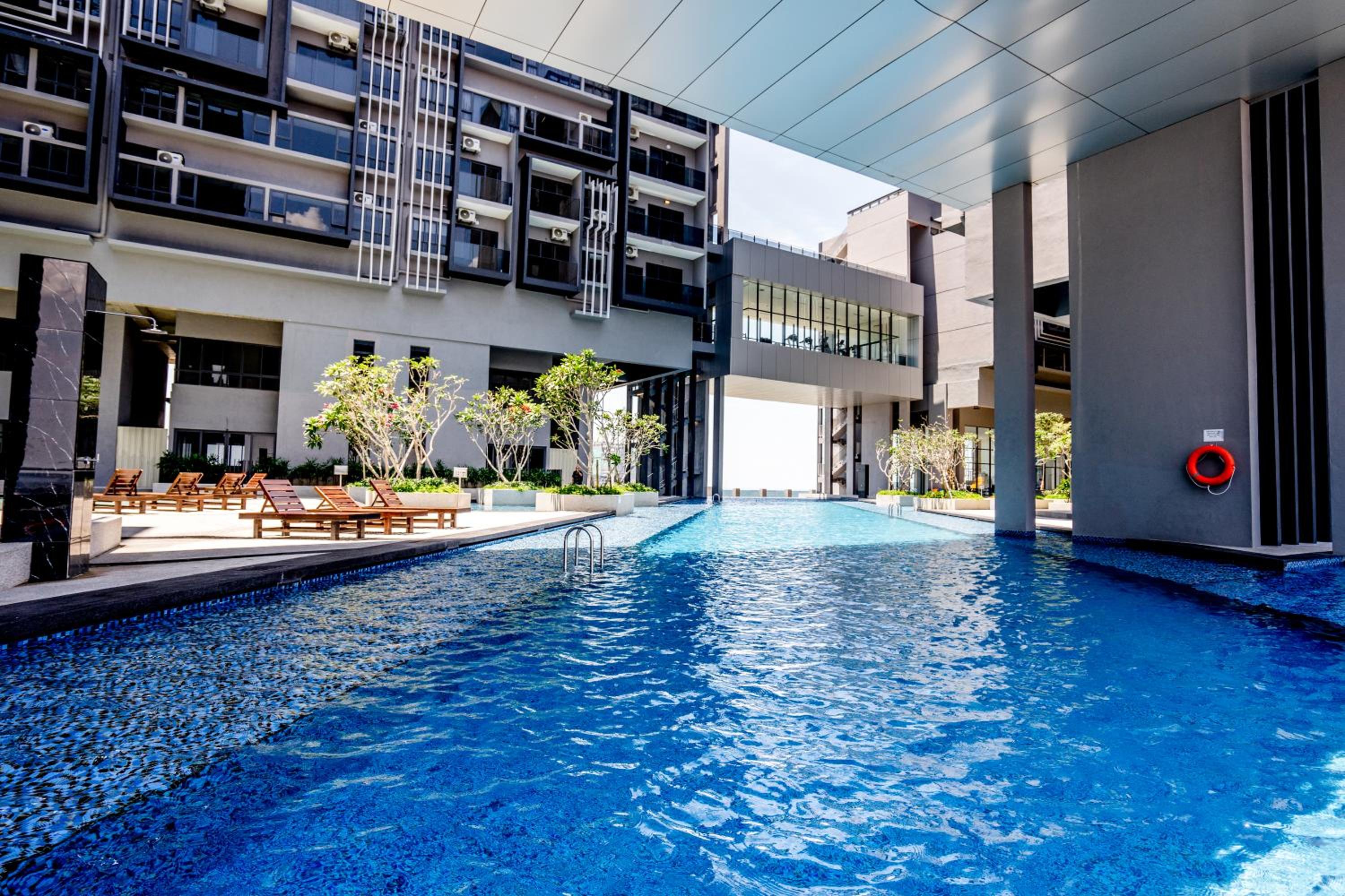 imperio residence with private bathtub by lets stay