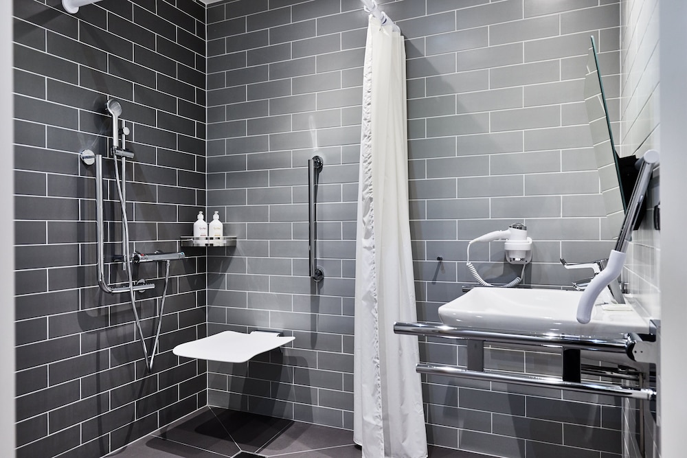 holiday inn express warsaw the hub an ihg hotel