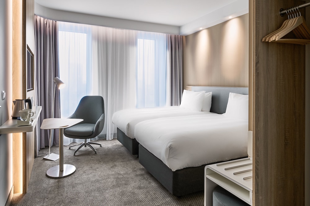 holiday inn express warsaw the hub an ihg hotel