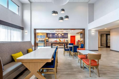 hampton inn and suites cody