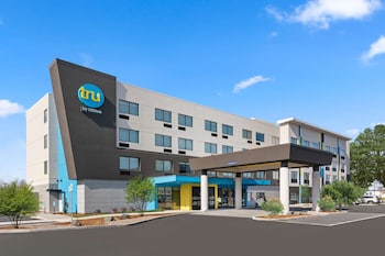 tru by hilton portland airport