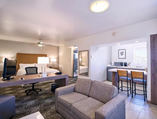 holiday inn and suites chihuahua expo