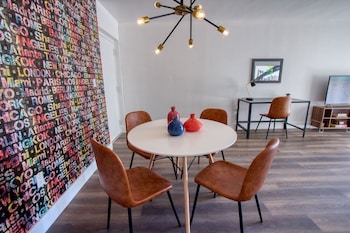 23 plams suites by rocketstay