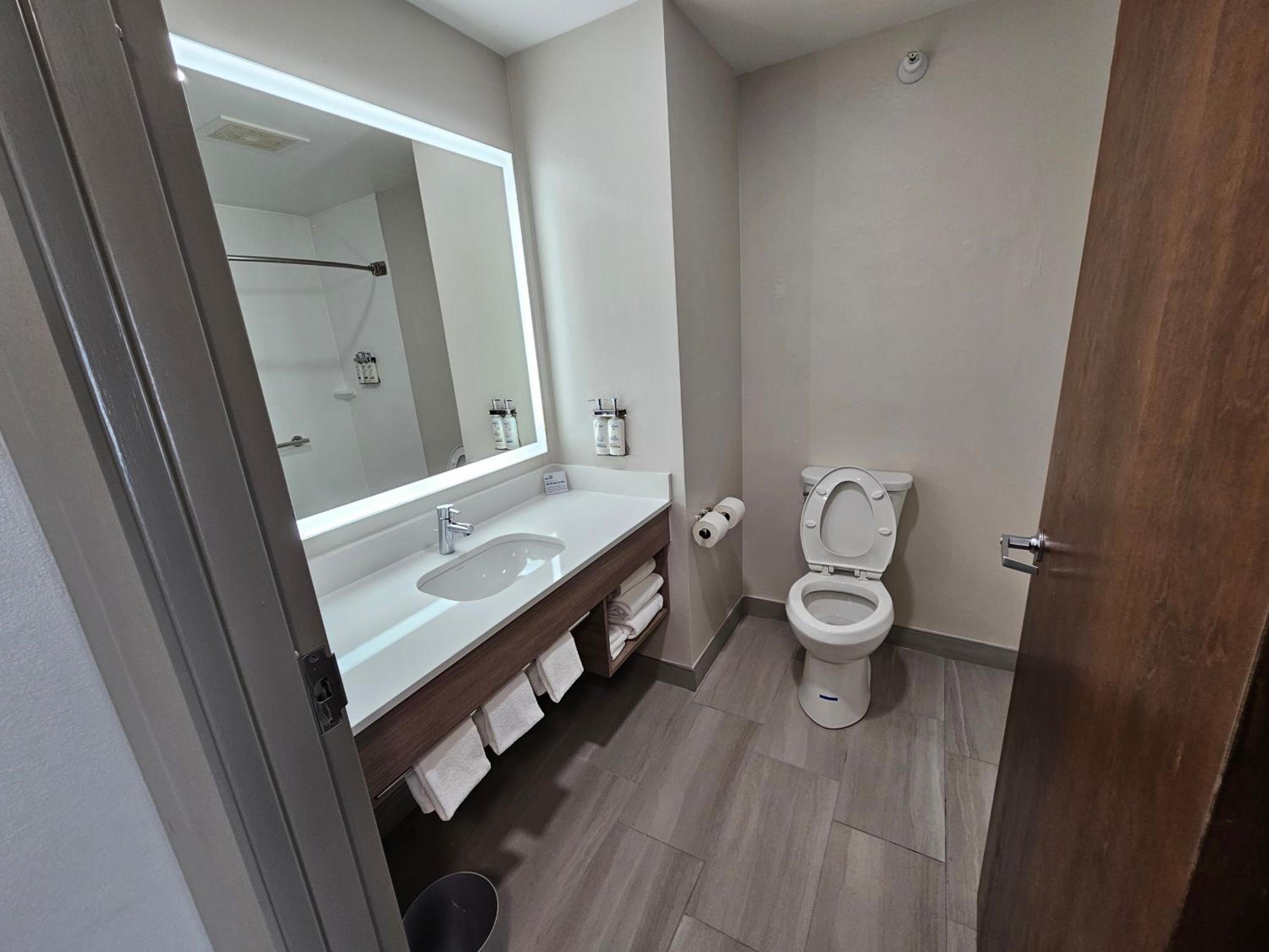 holiday inn express hotel and suites cincinnati blue ash by ihg