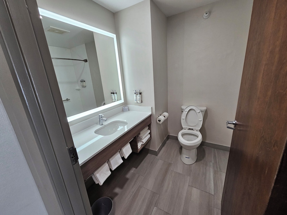 holiday inn express hotel and suites cincinnati blue ash by ihg