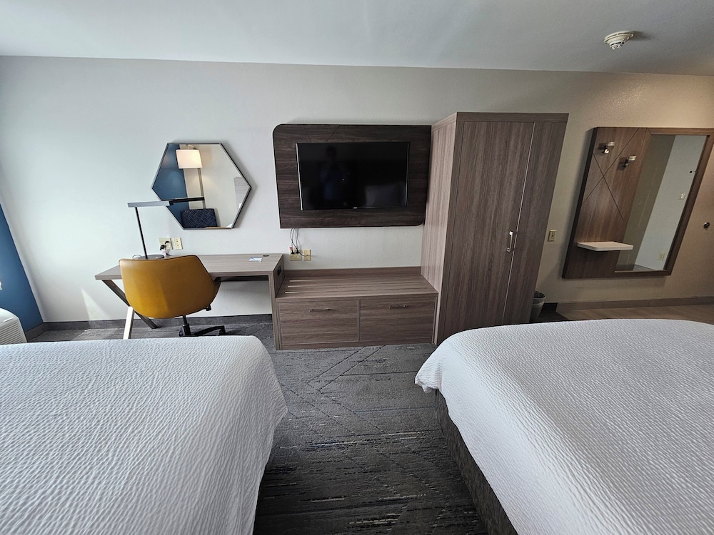 holiday inn express hotel and suites cincinnati blue ash by ihg