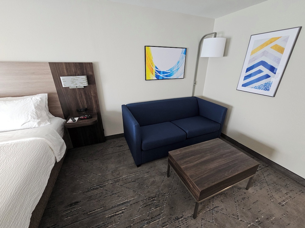holiday inn express hotel and suites cincinnati blue ash by ihg