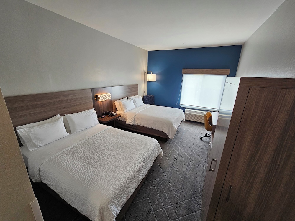 holiday inn express hotel and suites cincinnati blue ash by ihg
