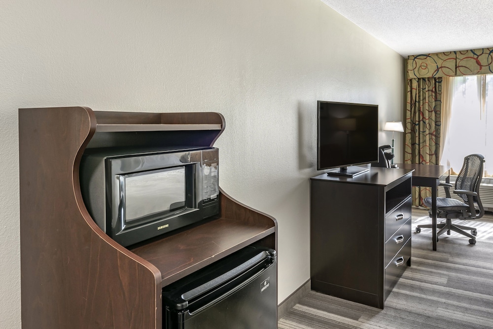 holiday inn express hotel and suites cincinnati blue ash by ihg