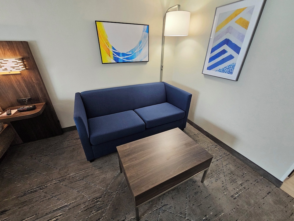 holiday inn express hotel and suites cincinnati blue ash by ihg