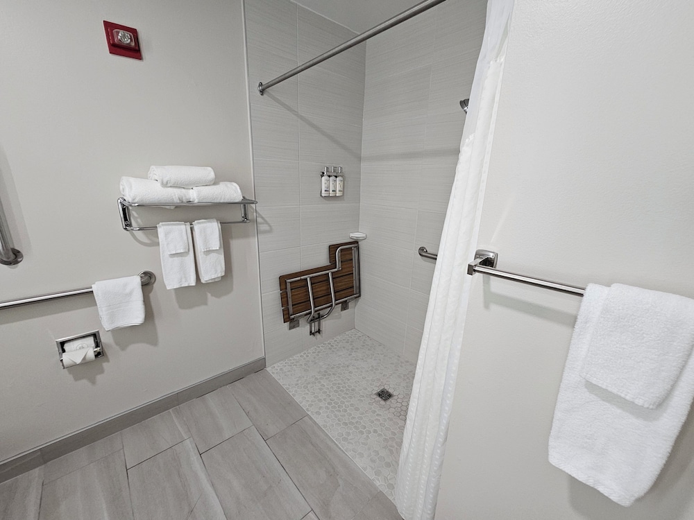 holiday inn express hotel and suites cincinnati blue ash by ihg