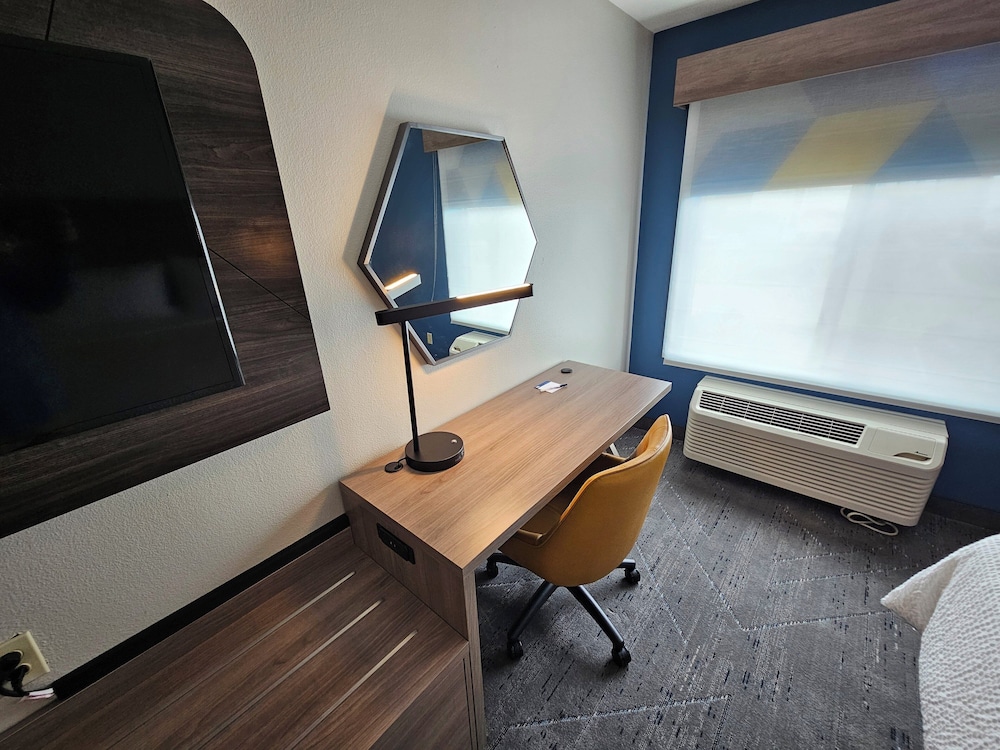 holiday inn express hotel and suites cincinnati blue ash by ihg