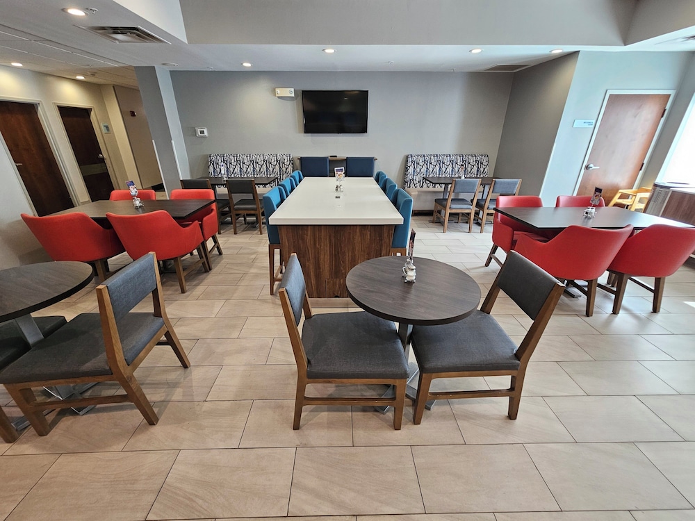 holiday inn express hotel and suites cincinnati blue ash by ihg