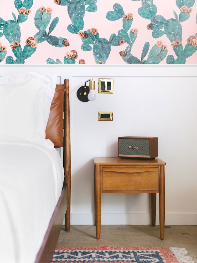 rise uptown hotel