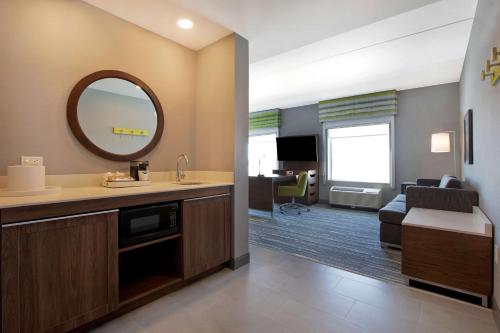 hampton inn and suites ottawa west