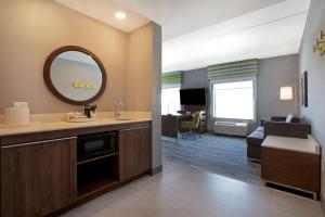 hampton inn and suites ottawa west