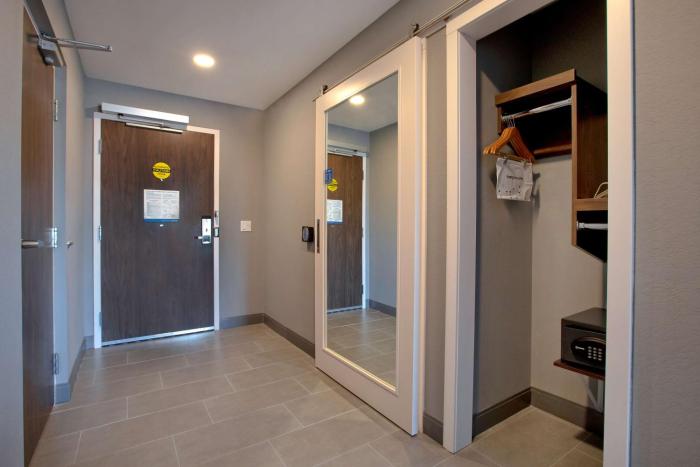 hampton inn and suites ottawa west