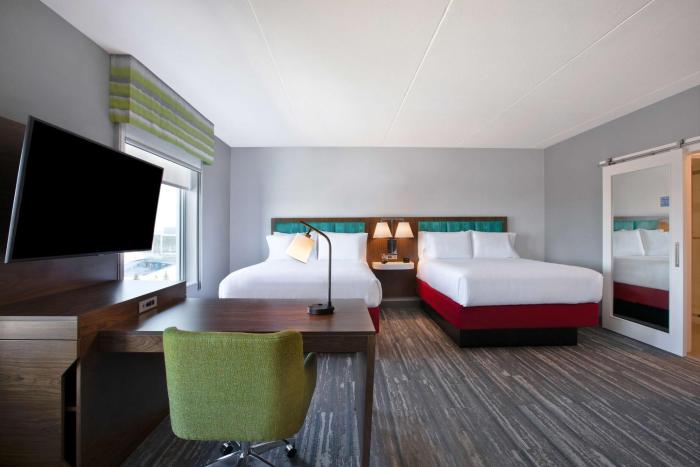 hampton inn and suites ottawa west