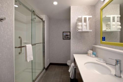 hampton inn and suites ottawa west