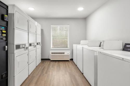 savannah suites atlanta airport