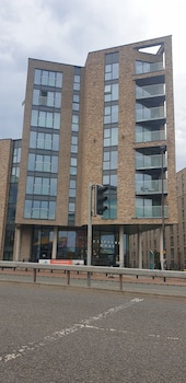 Quay Apartments @ Salford Quays,Waterman Walk,4 star