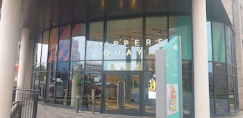 Quay Apartments @ Salford Quays,Waterman Walk,4 star