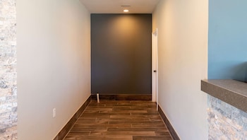 magnuson extended stay and suites airport hotel